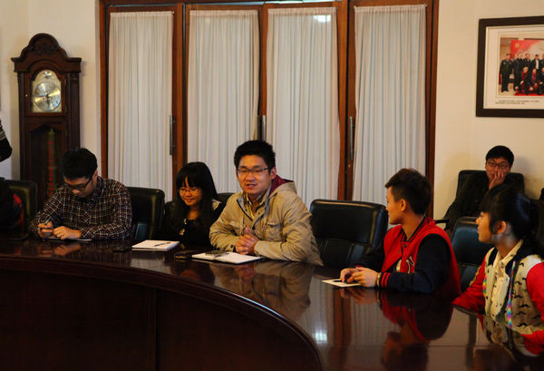 nEO_IMG_与会青年教师发言.jpg