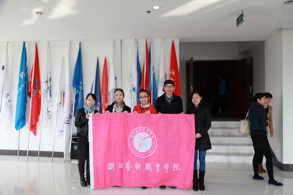 nEO_IMG_图为参赛师生在校旗前合影.jpg