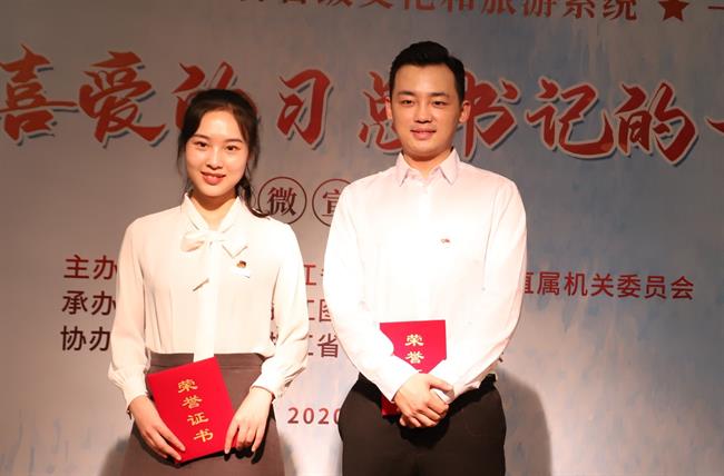 我校两位选手合影.jpg