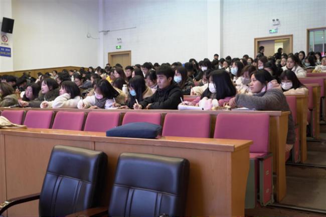 20201218校党委书记薛亮为音乐系师生讲授形势与政策课1150.png