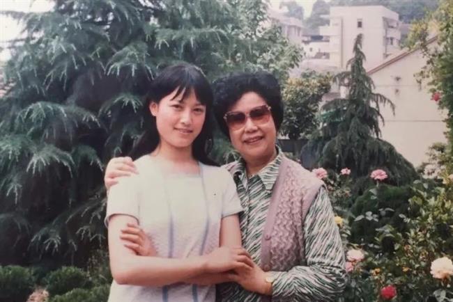 四版之一（1）1986年戚雅仙老师与钱丽文在嵊州越剧之家合影.jpg