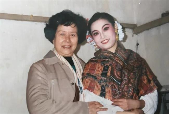 四版之一（2）1990年戚雅仙老师与钱丽文合影.jpg